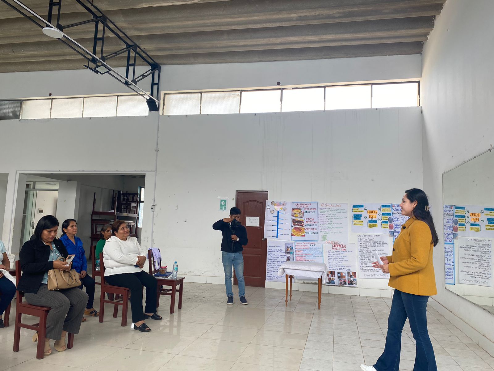 encuentro con charlas tuvieron madres emprendedoras de comedores populares