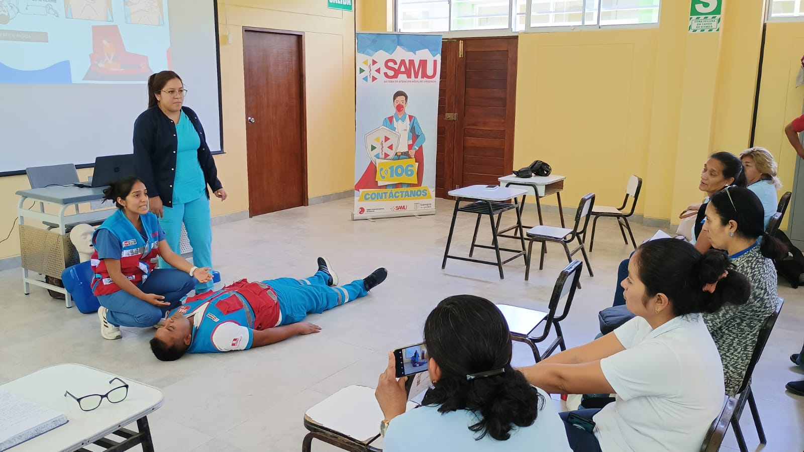 La actividad estuvo a cargo de la Dra. Janet Huayanay Seminario y la Dra. Mayumi Wong Borrero, quienes, junto a su equipo de enfermería y pilotos, impartieron conocimientos teóricos y prácticos sobre cómo actuar ante una emergencia médica, ya sea dentro o fuera del ámbito escolar.