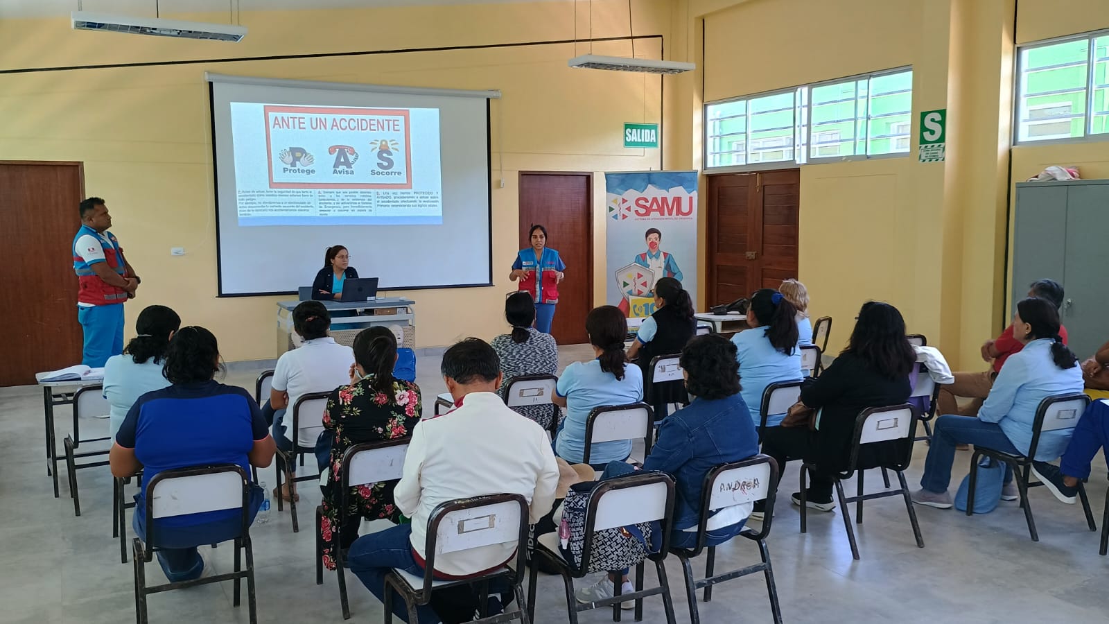 La actividad estuvo a cargo de la Dra. Janet Huayanay Seminario y la Dra. Mayumi Wong Borrero, quienes, junto a su equipo de enfermería y pilotos, impartieron conocimientos teóricos y prácticos sobre cómo actuar ante una emergencia médica, ya sea dentro o fuera del ámbito escolar.