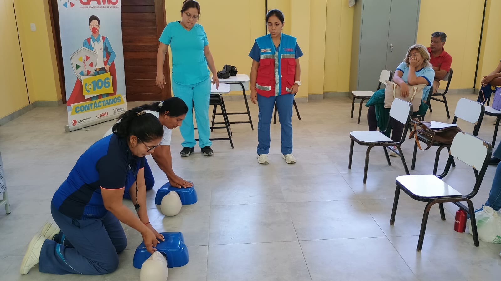 La actividad estuvo a cargo de la Dra. Janet Huayanay Seminario y la Dra. Mayumi Wong Borrero, quienes, junto a su equipo de enfermería y pilotos, impartieron conocimientos teóricos y prácticos sobre cómo actuar ante una emergencia médica, ya sea dentro o fuera del ámbito escolar.