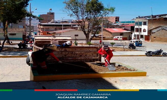 🌱La Gerencia de Desarrollo Ambiental, junto al equipo de Parques y Jardines, ha recuperado los jardines de la Plazuela Simón Bolívar en el Barrio Chontapaccha. Se instalaron 500 plantas ornamentales, embelleciendo y revitalizando este espacio público.
🎋Este esfuerzo es parte del plan municipal para mejorar las áreas verdes en Cajamarca, promoviendo un entorno más saludable y agradable para los vecinos y visitantes. Las autoridades locales invitan a la comunidad a disfrutar y cuidar este renovado espacio verde.
