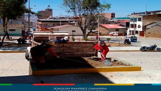 🌱La Gerencia de Desarrollo Ambiental, junto al equipo de Parques y Jardines, ha recuperado los jardines de la Plazuela Simón Bolívar en el Barrio Chontapaccha. Se instalaron 500 plantas ornamentales, embelleciendo y revitalizando este espacio público.
🎋Este esfuerzo es parte del plan municipal para mejorar las áreas verdes en Cajamarca, promoviendo un entorno más saludable y agradable para los vecinos y visitantes. Las autoridades locales invitan a la comunidad a disfrutar y cuidar este renovado espacio verde.