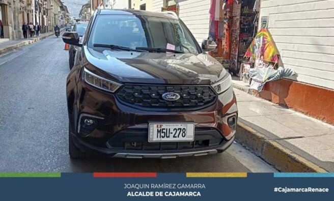 📸 Continuamos sancionando a los vehículos que se estacionan en zona rígida, obstruyendo la circulación y poniendo en riesgo la seguridad de los peatones. Esta acción es parte de la campaña "La ciudad es un monumento, no tu estacionamiento" que busca sancionar a aquellos vehículos que obstaculizan nuestras calles al estacionarse en zonas prohibidas.
🚓 El personal de la Municipalidad de Cajamarca continuará realizando estas intervenciones y sancionando a quienes cometan esta infracción. Nuestro objetivo es claro: ordenar nuestra ciudad y priorizar la seguridad en el tránsito peatonal. Lamentablemente, muchos conductores aún estacionan sus vehículos sobre aceras y veredas, afectando a todos.