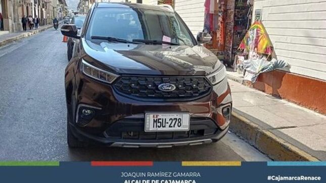 📸 Continuamos sancionando a los vehículos que se estacionan en zona rígida, obstruyendo la circulación y poniendo en riesgo la seguridad de los peatones. Esta acción es parte de la campaña "La ciudad es un monumento, no tu estacionamiento" que busca sancionar a aquellos vehículos que obstaculizan nuestras calles al estacionarse en zonas prohibidas.
🚓 El personal de la Municipalidad de Cajamarca continuará realizando estas intervenciones y sancionando a quienes cometan esta infracción. Nuestro objetivo es claro: ordenar nuestra ciudad y priorizar la seguridad en el tránsito peatonal. Lamentablemente, muchos conductores aún estacionan sus vehículos sobre aceras y veredas, afectando a todos.