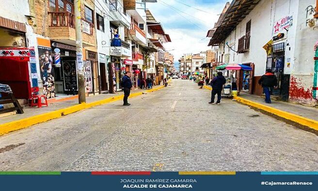 🚓 Como parte de la campaña La ciudad es un monumento, no tu estacionamiento, el personal de la Municipalidad Provincial de Cajamarca continúa realizando operativos para sancionar a los conductores que estacionen sus vehículos en zonas rígidas. Con este trabajo, se vienen liberando importantes avenidas y jirones de la ciudad, facilitando el tránsito vehicular y contribuyendo al orden de la ciudad.
🏙️Gracias a estos operativos, se está logrando devolver a los peatones y a la ciudadanía espacios que anteriormente estaban invadidos por vehículos mal estacionados, como la cuadra 9 del jirín Tarapacá- Esta acción no solo mejora la fluidez del tránsito, sino que también preserva la belleza de nuestra ciudad y su valioso patrimonio.
⚠️ ¡Evita sanciones! Se recomienda a todos los conductores no transgredir las normas de tránsito para evitar molestias y sanciones. Respetar las señales y estacionarse solo en los lugares permitidos es clave para mantener el orden y evitar multas que pueden afectar tu bolsillo.
