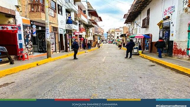 🚓 Como parte de la campaña La ciudad es un monumento, no tu estacionamiento, el personal de la Municipalidad Provincial de Cajamarca continúa realizando operativos para sancionar a los conductores que estacionen sus vehículos en zonas rígidas. Con este trabajo, se vienen liberando importantes avenidas y jirones de la ciudad, facilitando el tránsito vehicular y contribuyendo al orden de la ciudad.
🏙️Gracias a estos operativos, se está logrando devolver a los peatones y a la ciudadanía espacios que anteriormente estaban invadidos por vehículos mal estacionados, como la cuadra 9 del jirín Tarapacá- Esta acción no solo mejora la fluidez del tránsito, sino que también preserva la belleza de nuestra ciudad y su valioso patrimonio.
⚠️ ¡Evita sanciones! Se recomienda a todos los conductores no transgredir las normas de tránsito para evitar molestias y sanciones. Respetar las señales y estacionarse solo en los lugares permitidos es clave para mantener el orden y evitar multas que pueden afectar tu bolsillo.