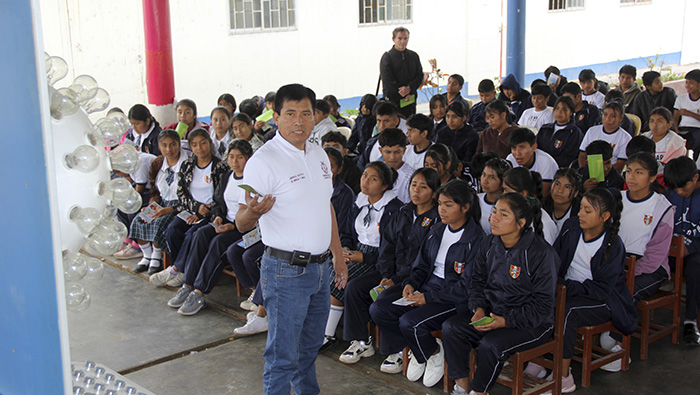 El Gobierno Regional de Lambayeque, a través de la Gerencia Ejecutiva de Energía y Minas realizó una capacitación sobre el ahorro y uso eficiente de la energía a estudiantes de la Institución Educativa N° 10135 “Pedro Ruiz Gallo” del caserío Muy Finca en el distrito de Mochumí.