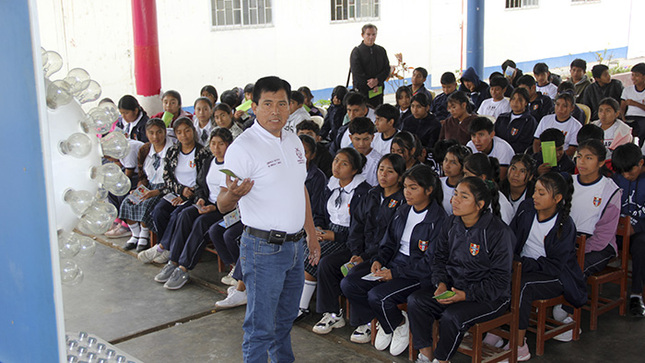 El Gobierno Regional de Lambayeque, a través de la Gerencia Ejecutiva de Energía y Minas realizó una capacitación sobre el ahorro y uso eficiente de la energía a estudiantes de la Institución Educativa N° 10135 “Pedro Ruiz Gallo” del caserío Muy Finca en el distrito de Mochumí.