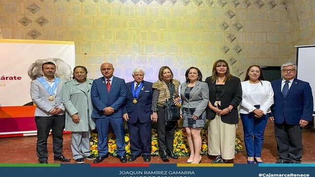 La Municipalidad Provincial de Cajamarca, en el marco de la novena edición de la FELICAJ otorgó el título de Hijo Predilecto de Cajamarca al Dr. Eduardo Pretell Zárate por su destacada trayectoria y contribuciones a la medicina.
💫 Este honor resalta el legado y el prestigio internacional del Dr. Pretell, quién ha sido galardonado en múltiples ocasiones por su labor en el campo de la salud, especialmente en las áreas de endocrinología y salud pública.
🙌 Su dedicación y compromiso han dejado una huella imborrable, convirtiéndolo en un referente para las futuras generaciones de profesionales de la salud.
🙏 En su discurso, el doctor expresó su profundo agradecimiento por el reconocimiento recibido, resaltando con cariño sus orígenes cajamarquinos y enfatizó la trascendental labor de la educación y la investigación como pilares fundamentales para el avance de la medicina, disciplina a la que ha dedicado su carrera con gran compromiso y trayectoria.