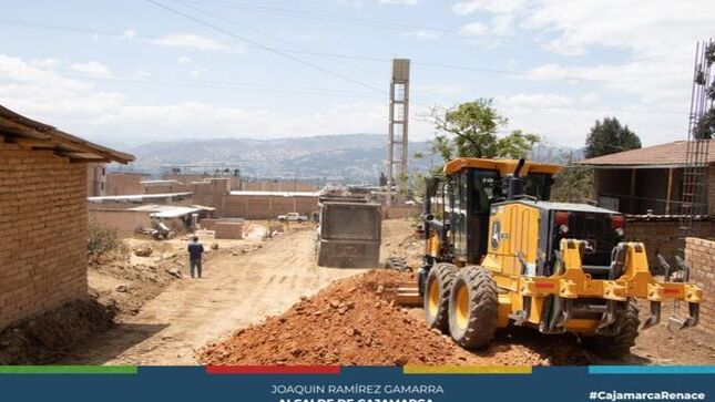🤝 Gracias al trabajo articulado con los vecinos del sector 21 de la Tulpuna, la Municipalidad Provincial de Cajamarca realizó el afirmado de las calles 28 de Julio y la Paz, cada calle de 300 metros de longitud.
🙏 El presidente del sector, Orlando Carhuajulca, expresó su agradecimiento al alcalde provincial Joaquin Ramírez por su rápida respuesta al pedido de los vecinos para la ejecución de estos trabajos, que beneficiarán aproximadamente a 200 familias, mejorando la transitabilidad y su calidad de vida. Esta iniciativa refleja el compromiso de la gestión del alcalde Ramírez por el bienestar de todos los cajamarquinos.