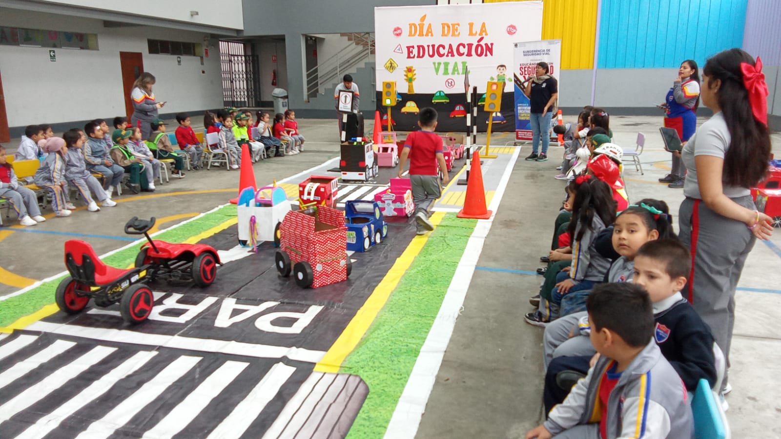 Niños aprender a respetar las señales de tránsito con el Circuito Vial Itinerante