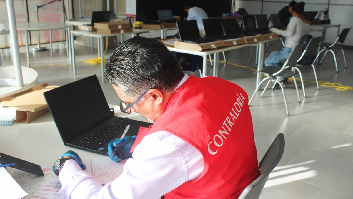 Moquegua.- En el marco del control concurrente al proyecto educativo regional TICs 2, la Contraloría advirtió al Gobierno Regional de Moquegua (GRM) sobre riesgos en el almacenamiento de 5 200 laptops adquiridas para los escolares de la región, así como el cumplimiento parcial del servicio de verificación de especificaciones y configuración de las portátiles adquiridas para los escolares de primaria y secundaria de Moquegua.