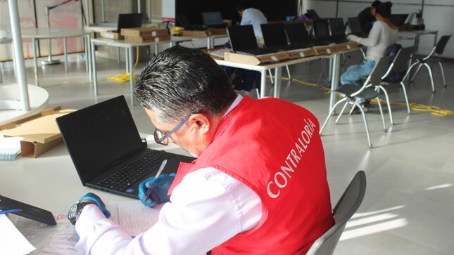 Moquegua.- En el marco del control concurrente al proyecto educativo regional TICs 2, la Contraloría advirtió al Gobierno Regional de Moquegua (GRM) sobre riesgos en el almacenamiento de 5 200 laptops adquiridas para los escolares de la región, así como el cumplimiento parcial del servicio de verificación de especificaciones y configuración de las portátiles adquiridas para los escolares de primaria y secundaria de Moquegua.