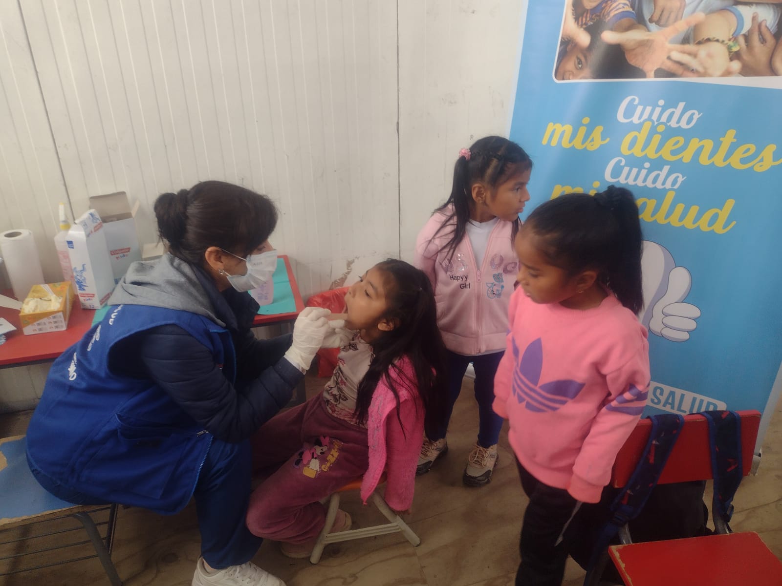 Escolares de Alto Trujillo reciben evaluación odontología y fluorización dental