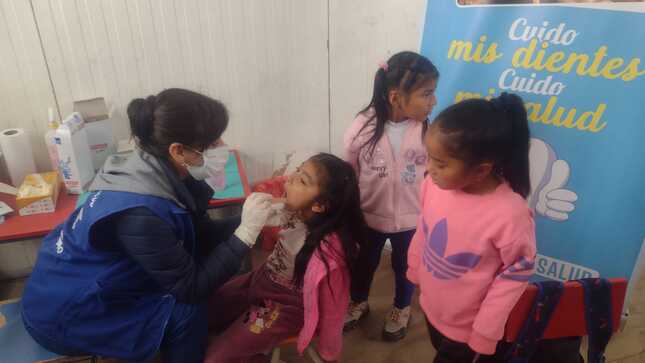 Escolares de Alto Trujillo reciben evaluación odontología y fluorización dental