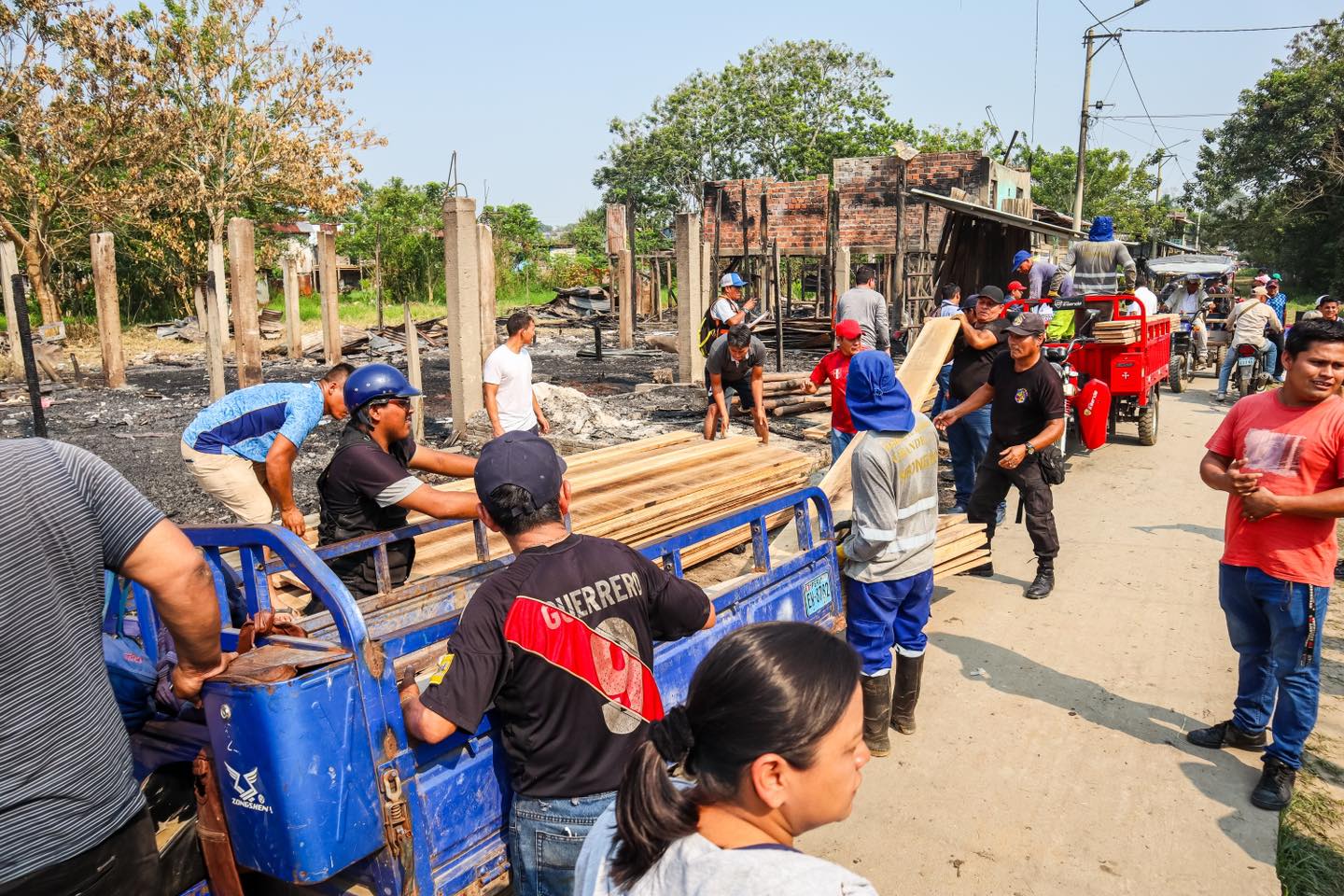 Muni bel茅n entrega donativos y materiales para reconstrucci贸n de viviendas afectadas por incendio en A.H Amistad