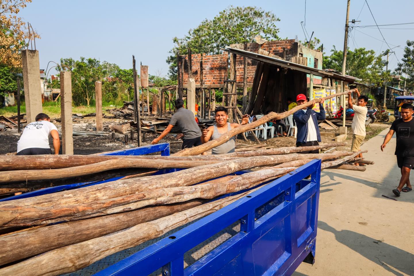 Muni bel茅n entrega donativos y materiales para reconstrucci贸n de viviendas afectadas por incendio en A.H Amistad
