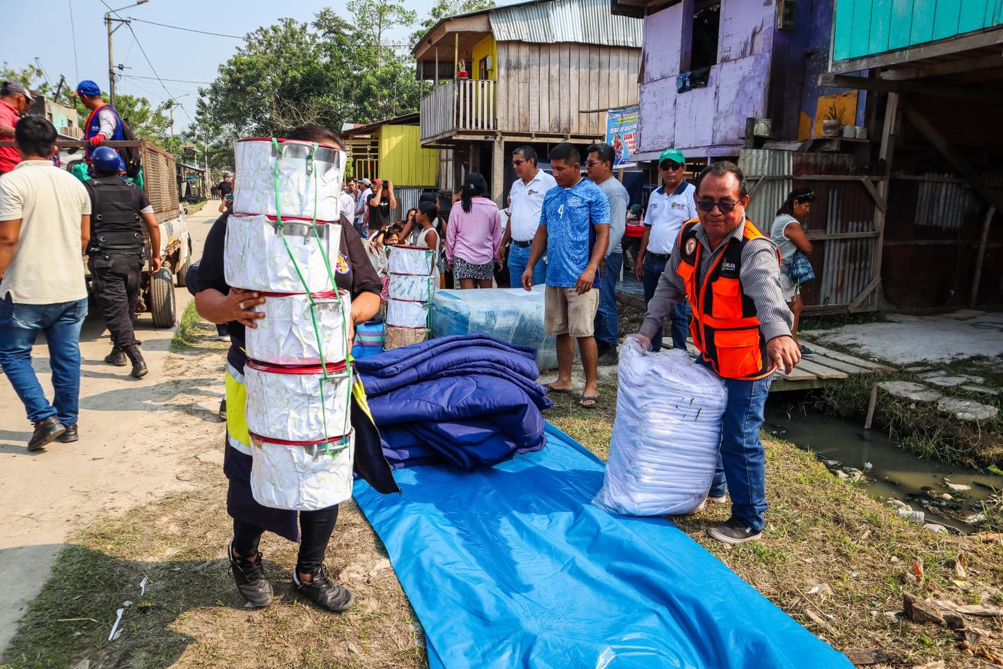 Muni bel茅n entrega donativos y materiales para reconstrucci贸n de viviendas afectadas por incendio en A.H Amistad
