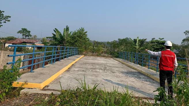 Ucayali. - La Contraloría General identificó que funcionarios de la Municipalidad Provincial de Atalaya aprobaron y pagaron la construcción del puente “Arquitecto”, ubicado en el distrito de Raimondi, a pesar de que el terreno no contaba con el saneamiento físico legal. Esto generó un perjuicio al Estado de S/ 1.9 millones y un perjuicio económico de S/ 121 mil en contra de la entidad.