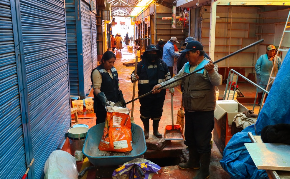 Mercado Unión y Dignidad realiza jornada integral de limpieza con desratización y fumigación