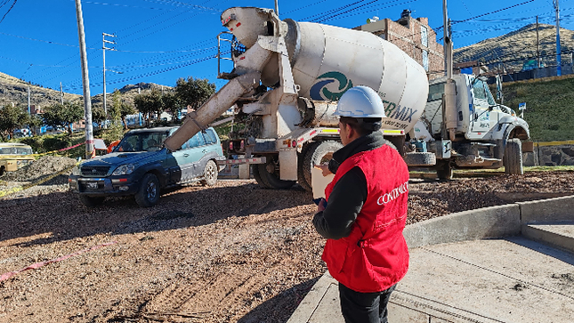 Puno.– La Contraloría General detectó deficiencias en la ejecución del proyecto de mejoramiento del servicio vial en las urbanizaciones Villa del Lago y Chanu Chanu I y III etapa de la ciudad de Puno. Esta obra, con un presupuesto de S/ 5 210 447, presenta riesgos para la seguridad de los trabajadores y la población en general.