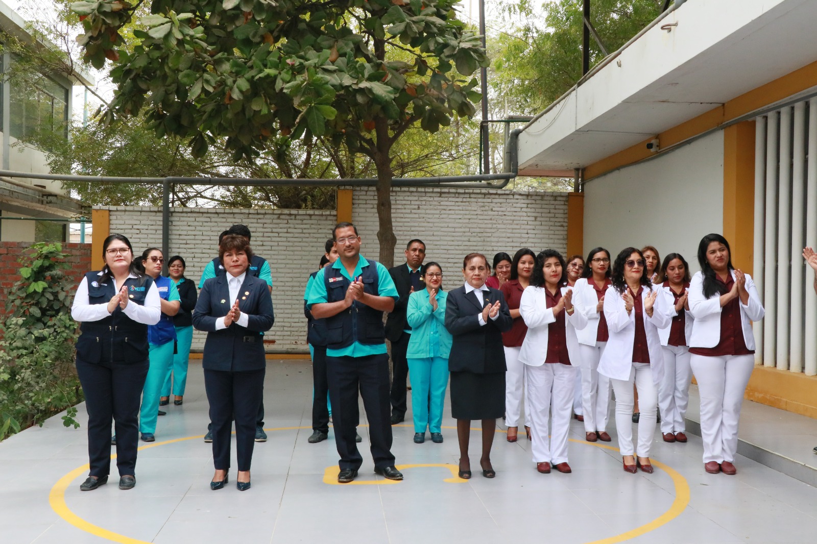 En una emotiva ceremonia, la Dirección Regional de Salud (DIRESA) Piura reconoció el arduo y valioso trabajo que realizan día a día los licenciados en enfermería y obstetras en nuestra región en el marco de la celebración de su día.