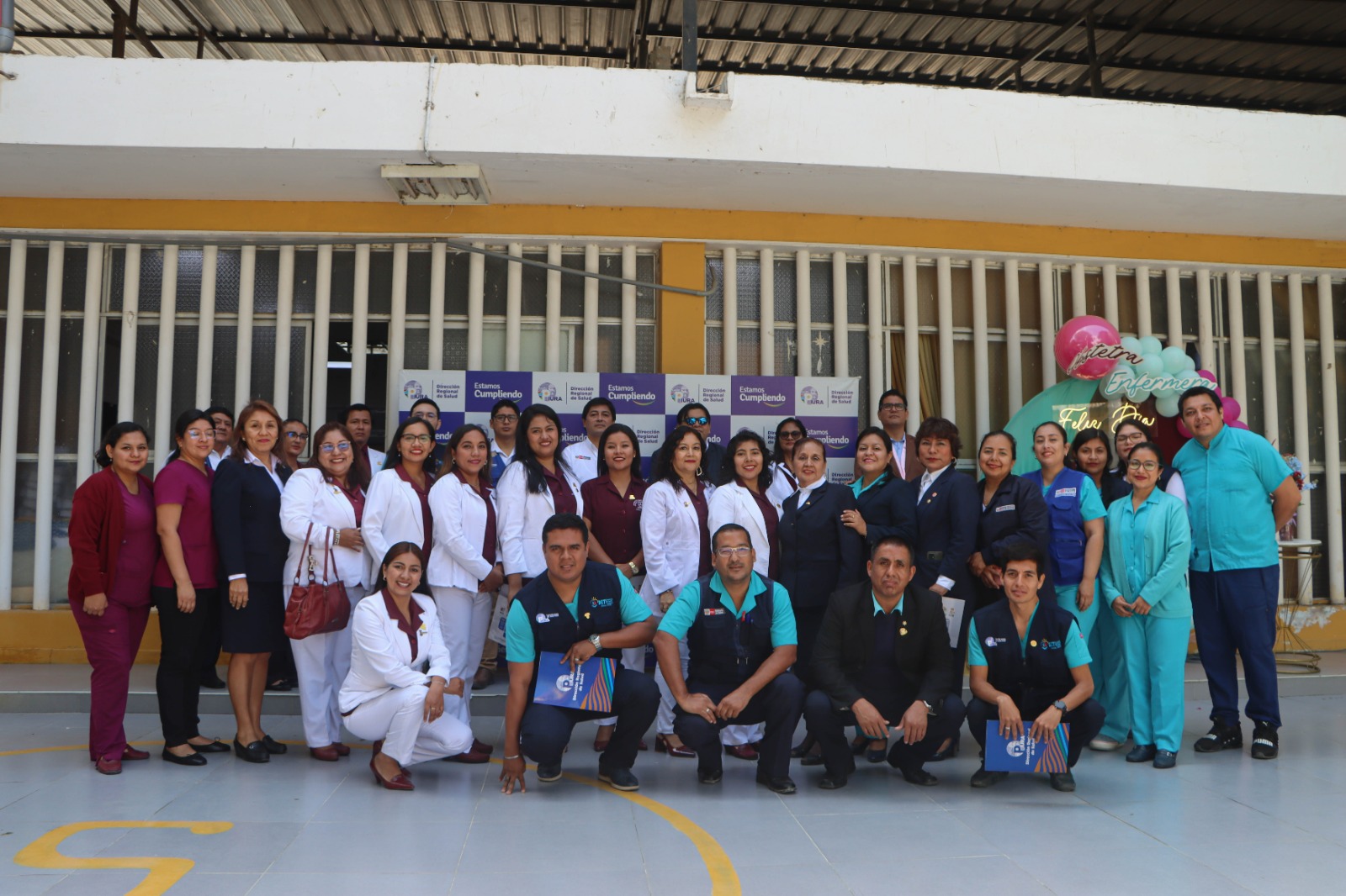 En una emotiva ceremonia, la Dirección Regional de Salud (DIRESA) Piura reconoció el arduo y valioso trabajo que realizan día a día los licenciados en enfermería y obstetras en nuestra región en el marco de la celebración de su día.