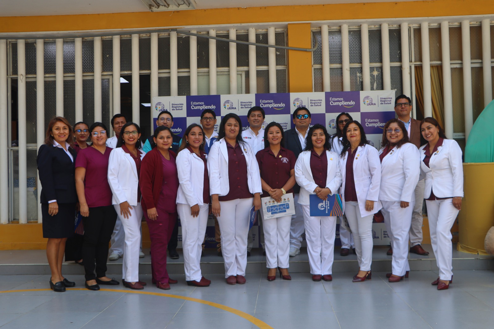 En una emotiva ceremonia, la Dirección Regional de Salud (DIRESA) Piura reconoció el arduo y valioso trabajo que realizan día a día los licenciados en enfermería y obstetras en nuestra región en el marco de la celebración de su día.