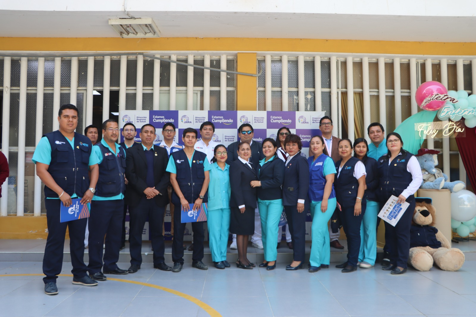 En una emotiva ceremonia, la Dirección Regional de Salud (DIRESA) Piura reconoció el arduo y valioso trabajo que realizan día a día los licenciados en enfermería y obstetras en nuestra región en el marco de la celebración de su día.