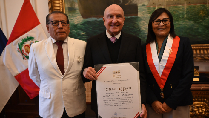 El Dr. Carlos Urbano acudió a dicha ceremonia acompañado de dos representantes de la Asociación de Voluntariado del Instituto Nacional de Salud del Niño (AVOLDINSN).