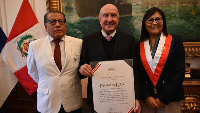 El Dr. Carlos Urbano acudió a dicha ceremonia acompañado de dos representantes de la Asociación de Voluntariado del Instituto Nacional de Salud del Niño (AVOLDINSN). 