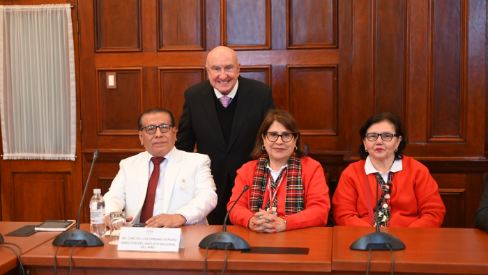 El Dr. Carlos Urbano acudió a dicha ceremonia acompañado de dos representantes de la Asociación de Voluntariado del Instituto Nacional de Salud del Niño (AVOLDINSN).