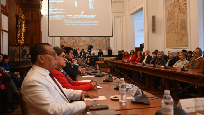 El Dr. Carlos Urbano acudió a dicha ceremonia acompañado de dos representantes de la Asociación de Voluntariado del Instituto Nacional de Salud del Niño (AVOLDINSN).