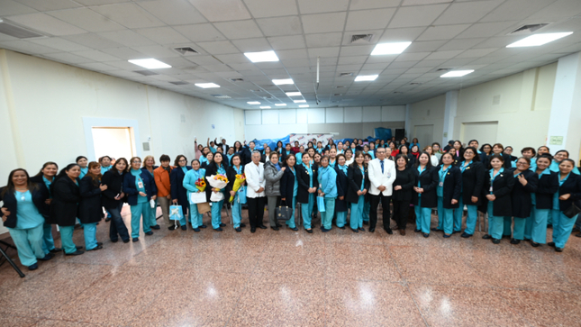 El director general, Dr. Carlos Urbano, destacó la labor de las enfermeras por su gran entrega y profesionalismo que ayudan en la recuperación de los pequeños pacientes. 