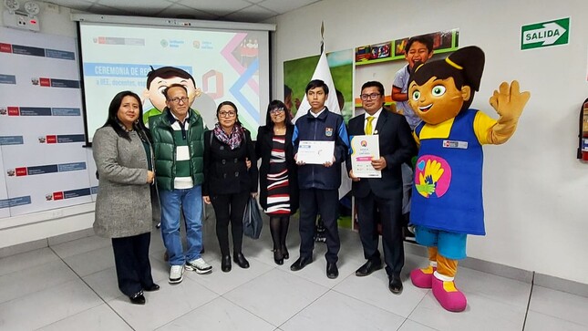 Estudiante Rodrigo Pérez junto a las autoridades