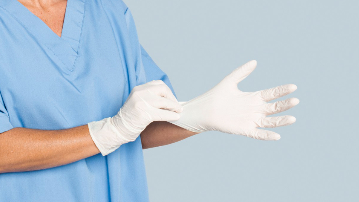 Foto de las manos de un personal de salud con guantes de latex