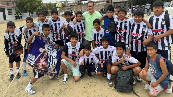 Alcalde participa en torneo de fútbol