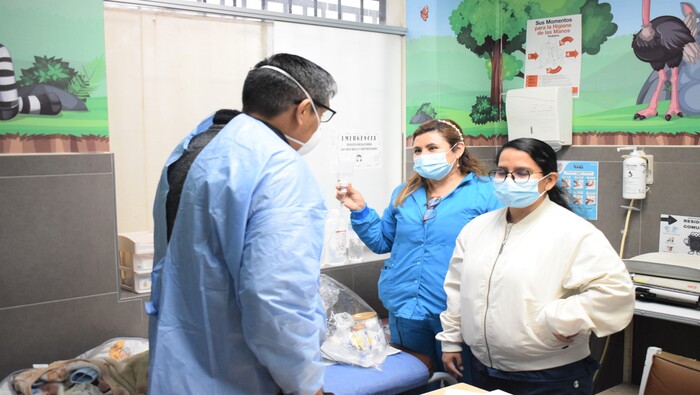 El bebé recibe atención en el Servicio de Emergencias