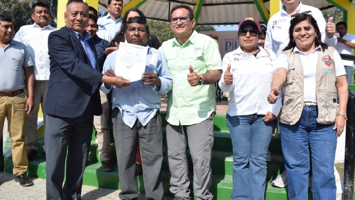 Alcalde de Piura entrega títulos de propiedad