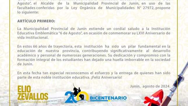 Invitación con un joven desfilando al costado 