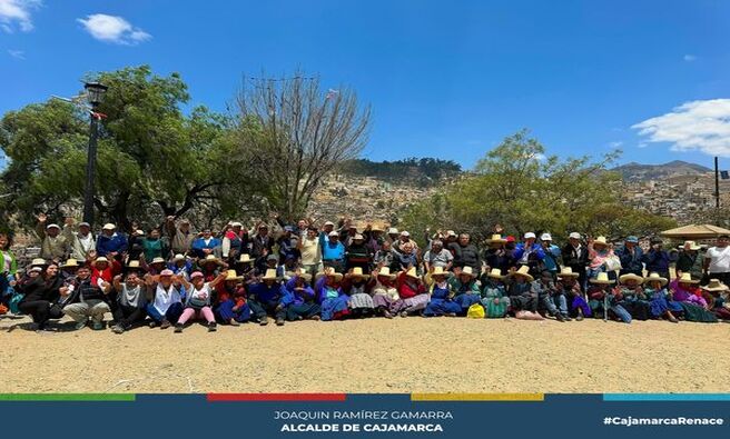 🎉 Durante la semana del Día Nacional del Adulto Mayor, la Municipalidad Provincial de Cajamarca, a través del Centro Integral de Atención al Adulto Mayor (CIAM), movilizó a 120 adultos mayores a la Colina de Santa Apolonia, donde tuvieron la oportunidad de conocer más sobre la cultura
👩🦳 Durante la semana del Día Nacional del Adulto Mayor, la Municipalidad Provincial de Cajamarca, a través del Centro Integral de Atención al Adulto Mayor (CIAM), movilizó a 120 adultos mayores a la Colina de Santa Apolonia, donde tuvieron la oportunidad de conocer más sobre la cultur#cajamarcarenacea cajamarquina.
🙌 El alcalde, Joaquín Ramírez, reafirmó el compromiso de la municipalidad en seguir trabajando en favor de los adultos mayores, y continuar promoviendo momentos de esparcimiento y alegría para este importante sector de la población.