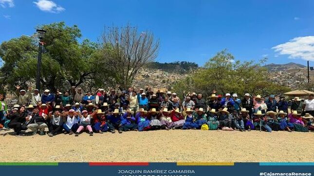 🎉 Durante la semana del Día Nacional del Adulto Mayor, la Municipalidad Provincial de Cajamarca, a través del Centro Integral de Atención al Adulto Mayor (CIAM), movilizó a 120 adultos mayores a la Colina de Santa Apolonia, donde tuvieron la oportunidad de conocer más sobre la cultura 
👩‍🦳 Durante la semana del Día Nacional del Adulto Mayor, la Municipalidad Provincial de Cajamarca, a través del Centro Integral de Atención al Adulto Mayor (CIAM), movilizó a 120 adultos mayores a la Colina de Santa Apolonia, donde tuvieron la oportunidad de conocer más sobre la cultur#cajamarcarenacea cajamarquina.
🙌 El alcalde, Joaquín Ramírez, reafirmó el compromiso de la municipalidad en seguir trabajando en favor de los adultos mayores, y continuar promoviendo momentos de esparcimiento y alegría para este importante sector de la población.