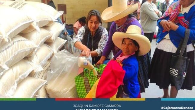 🎁 La Municipalidad Provincial de Cajamarca, a través de la Oficina Municipal de Atención a Personas con Discapacidad (OMAPED), continúa con la entrega de canastas con productos de primera necesidad durante el segundo y tercer semestre.
👥En esta oportunidad, se han distribuido un total de 60 canastas entre las personas debidamente empadronadas en los programas de apoyo social de la municipalidad, asegurando que los beneficios lleguen a quienes más lo necesitan.
🚑 Además, la OMAPED sigue trabajando en otros programas de asistencia, como la entrega de alimentos a domicilio a través del programa "Cuidando de Ti. También se mantiene en funcionamiento un consultorio de masajes descontracturantes y un equipo de jóvenes que trabaja en la zona rural para terminar el empadronamiento de personas con discapacidad.
💪 Estos programas buscan atender de manera integral las necesidades de este sector de la población, promoviendo su bienestar y facilitando su acceso a los servicios.