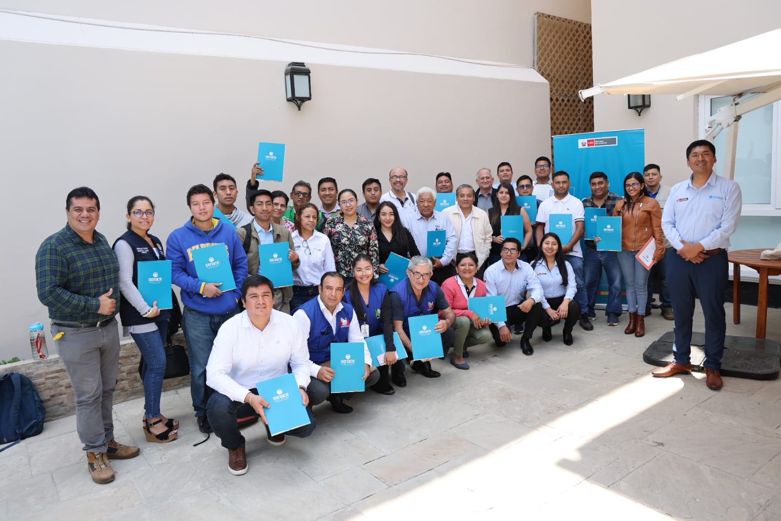 Foto grupal de los especialistas en el lanzamiento del Plan Senace