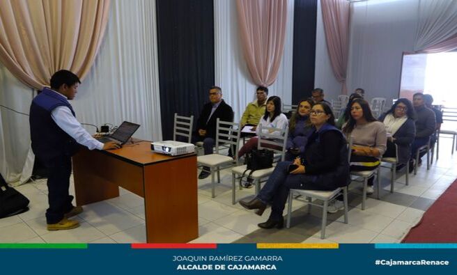 馃檶 La Gerencia de Desarrollo Ambiental, junto al equipo de Ecoeficiencia de la Municipalidad Provincial de Cajamarca, integrado por el Ing. Alex Chil贸n Calua y la Lic. Liliana Lezama Oribe, llev贸 a cabo una reuni贸n de trabajo con todos los promotores de ecoeficiencia de las diferentes gerencias de la MPC.
馃尡 Durante la reuni贸n, se destac贸 la necesidad de que la municipalidad se integre al programa especializado de formaci贸n de capacidades y asistencia t茅cnica en gesti贸n de ecoeficiencia, con el objetivo de convertir a la instituci贸n en un modelo de gesti贸n sostenible.
馃挕 Este programa, que cuenta con la asistencia t茅cnica y seguimiento continuo del Ministerio del Ambiente, busca capacitar a los servidores p煤blicos en el uso eficiente de recursos como agua, energ铆a, papel y combustible, as铆 como en el adecuado manejo de residuos s贸lidos.
馃攳 El objetivo principal de esta reuni贸n fue informar sobre el avance logrado en el Compromiso de Ecoeficiencia y el Diagn贸stico de Ecoeficiencia, ambos ya completados. En los pr贸ximos d铆as, se proceder谩 a implementar el Plan de Ecoeficiencia y la Directiva de Ecoeficiencia, fortaleciendo as铆 el compromiso de la MPC con la sostenibilidad y el cuidado del ambiente.