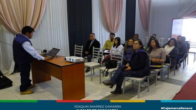 🙌 La Gerencia de Desarrollo Ambiental, junto al equipo de Ecoeficiencia de la Municipalidad Provincial de Cajamarca, integrado por el Ing. Alex Chilón Calua y la Lic. Liliana Lezama Oribe, llevó a cabo una reunión de trabajo con todos los promotores de ecoeficiencia de las diferentes gerencias de la MPC.
🌱 Durante la reunión, se destacó la necesidad de que la municipalidad se integre al programa especializado de formación de capacidades y asistencia técnica en gestión de ecoeficiencia, con el objetivo de convertir a la institución en un modelo de gestión sostenible.
💡 Este programa, que cuenta con la asistencia técnica y seguimiento continuo del Ministerio del Ambiente, busca capacitar a los servidores públicos en el uso eficiente de recursos como agua, energía, papel y combustible, así como en el adecuado manejo de residuos sólidos.
🔍 El objetivo principal de esta reunión fue informar sobre el avance logrado en el Compromiso de Ecoeficiencia y el Diagnóstico de Ecoeficiencia, ambos ya completados. En los próximos días, se procederá a implementar el Plan de Ecoeficiencia y la Directiva de Ecoeficiencia, fortaleciendo así el compromiso de la MPC con la sostenibilidad y el cuidado del ambiente.
