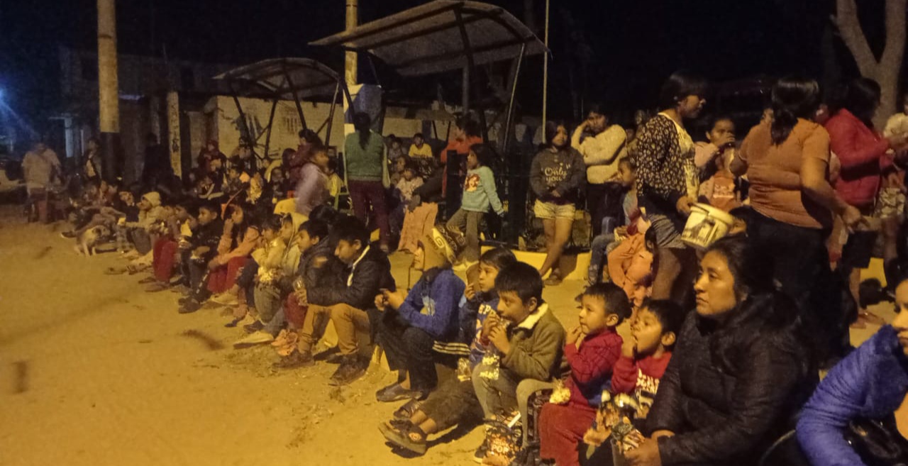 Niños y niñas disfrutan
