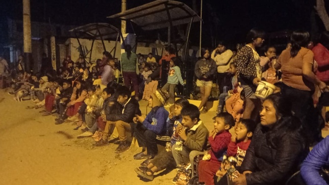 Niños y niñas disfrutan
