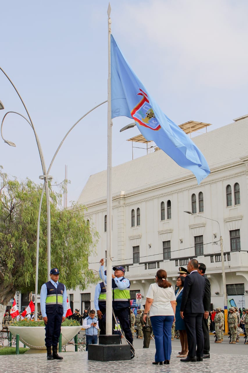 Alcaldesa en el izamiento de la bandera de Chiclayo por el Día del Contador