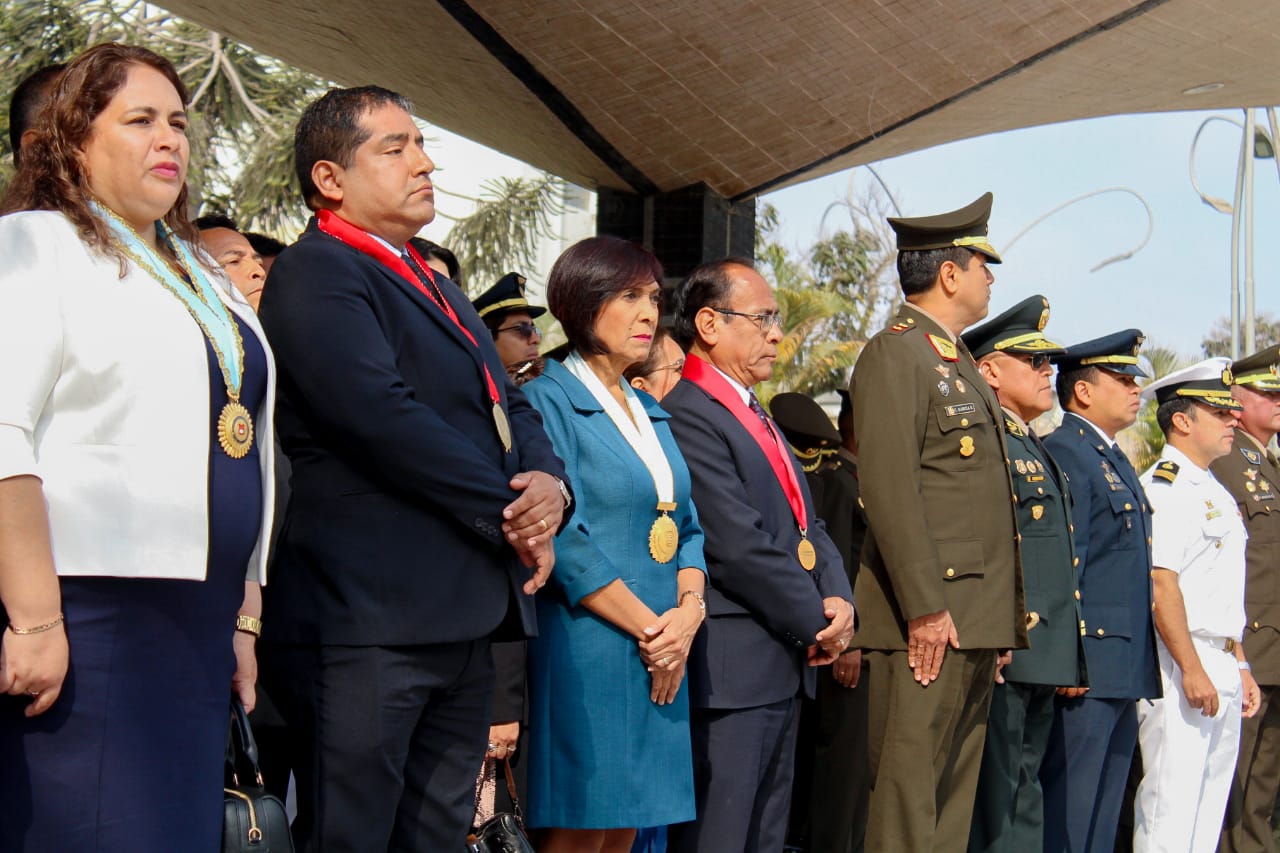 Ceremonia de izamiento por el Día del Contador